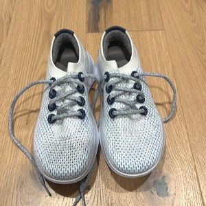 All birds blue/white